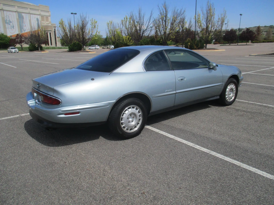 1995 Buick Riviera 8th Gen - Image 12 of 31