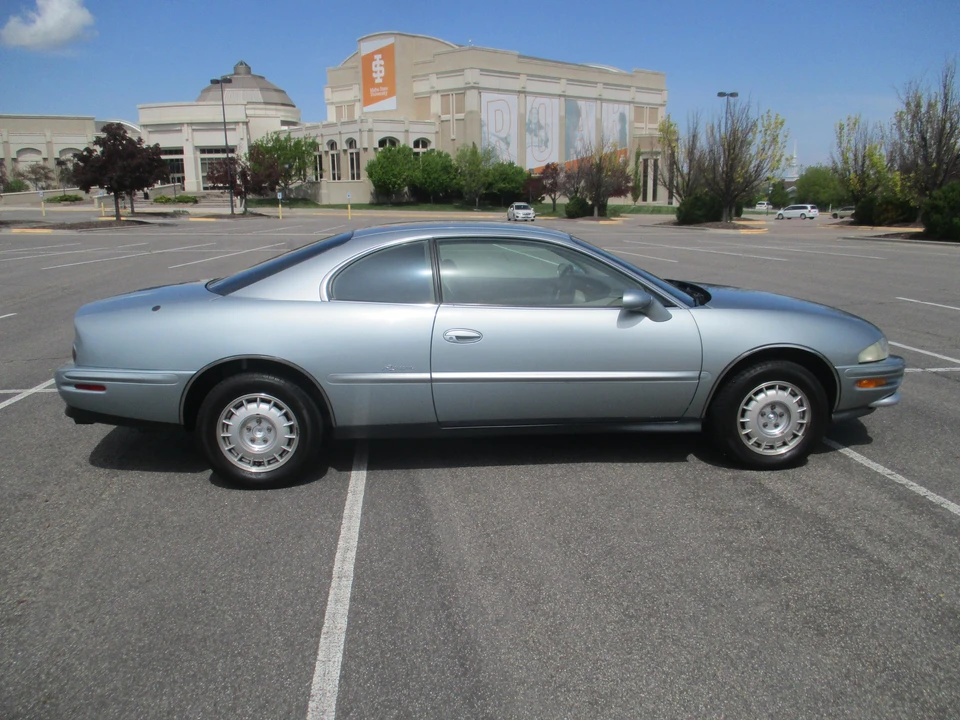 1995 Buick Riviera 8th Gen - Image 13 of 31
