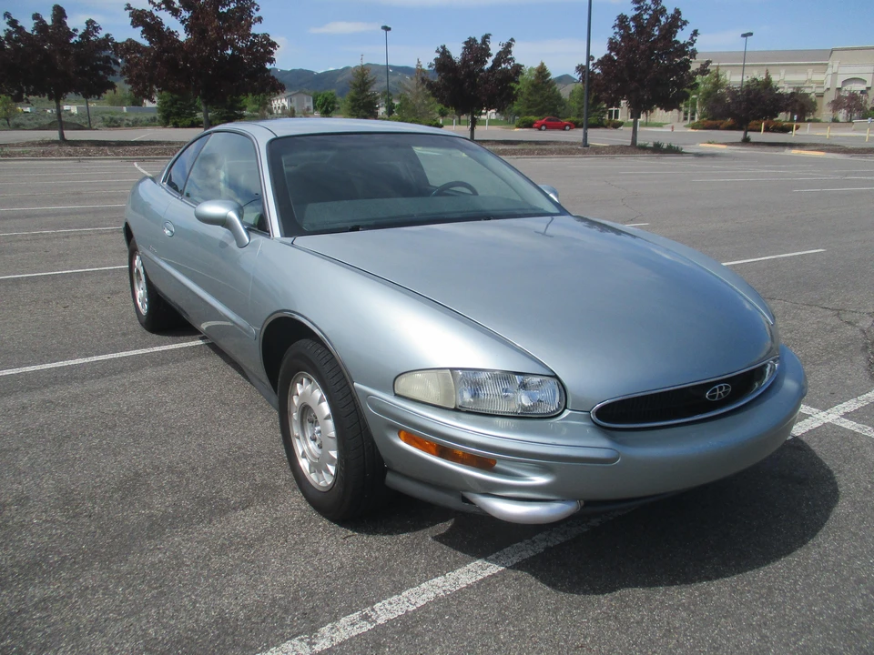 1995 Buick Riviera 8th Gen - Image 14 of 31