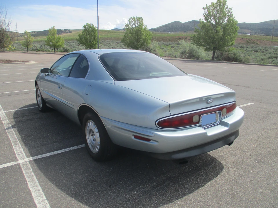 1995 Buick Riviera 8th Gen - Image 10 of 31