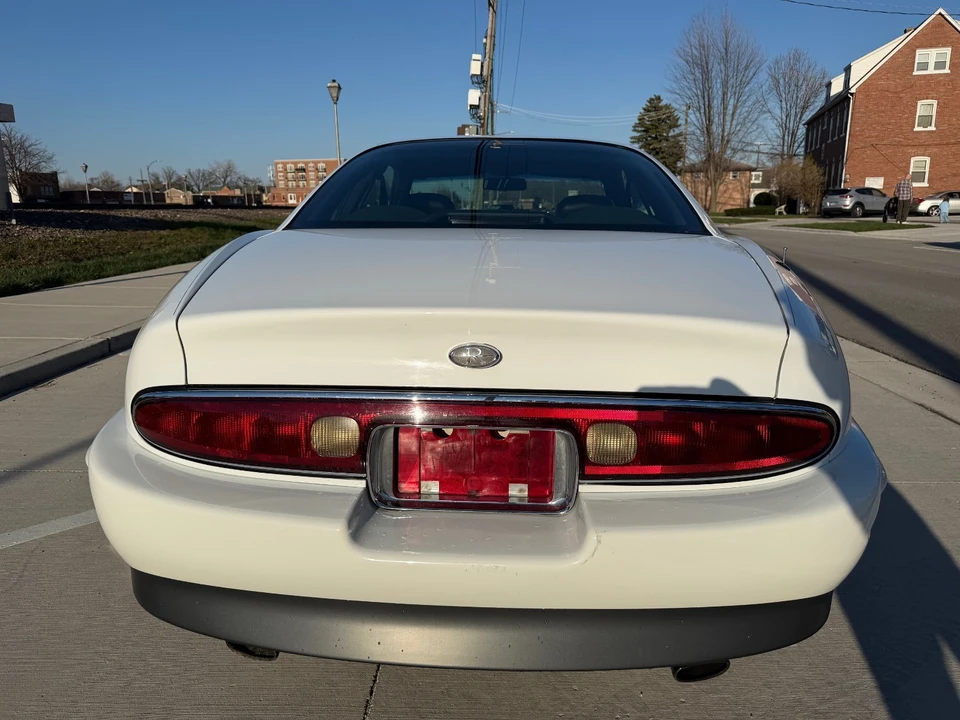 1995 Buick Riviera 8th Gen - Image 4 of 21