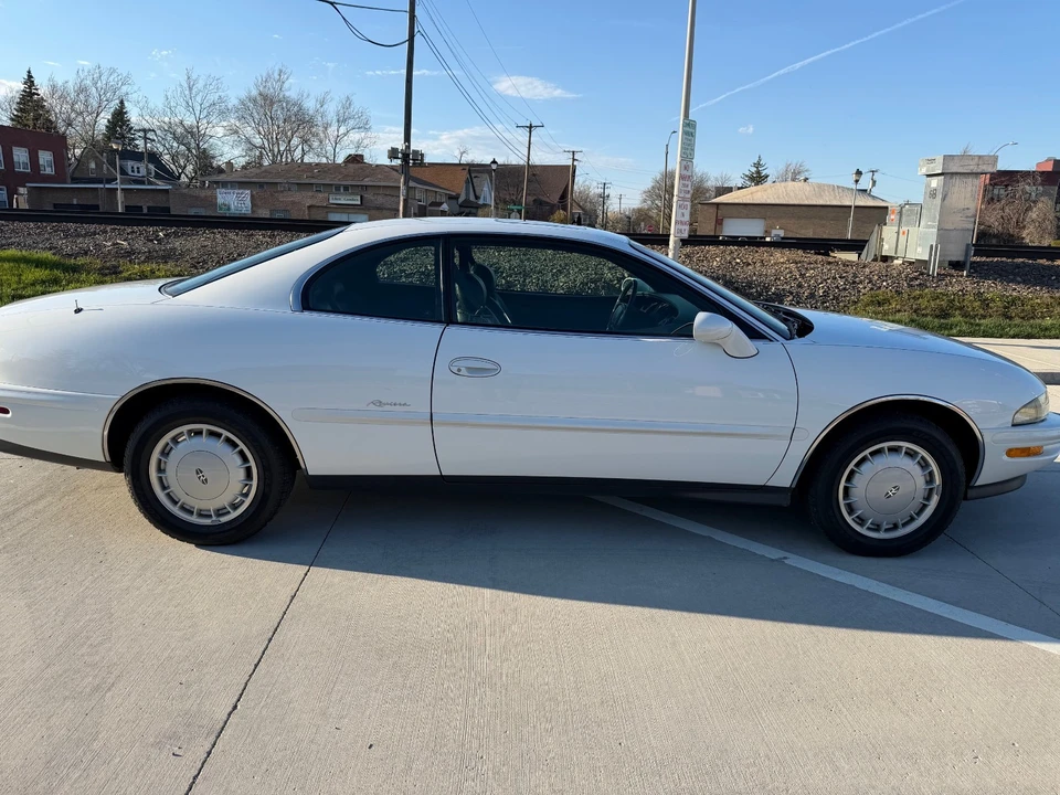 1995 Buick Riviera 8th Gen - Image 6 of 21