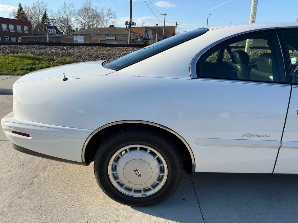 1995 Buick Riviera 8th Gen - Image 10 of 21