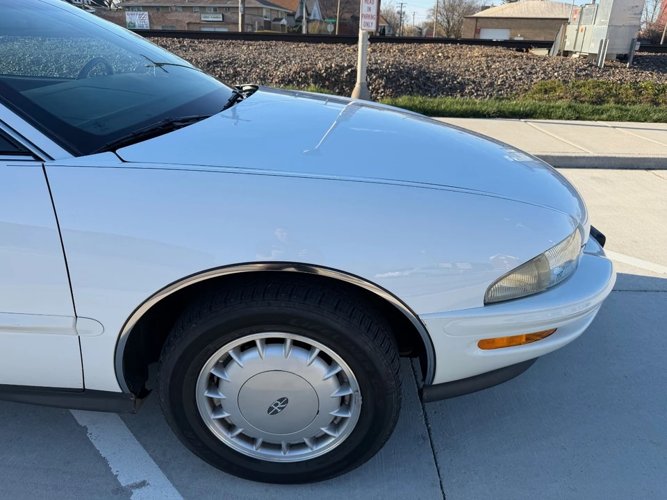 1995 Buick Riviera 8th Gen - Image 11 of 21
