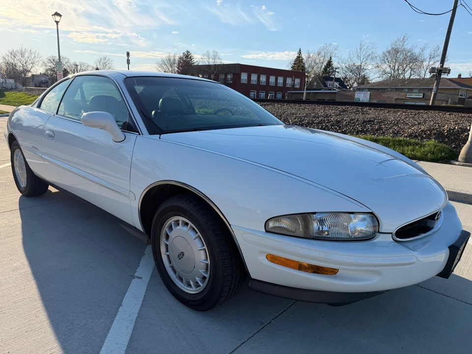 1995 Buick Riviera 8th Gen - Image 7 of 21