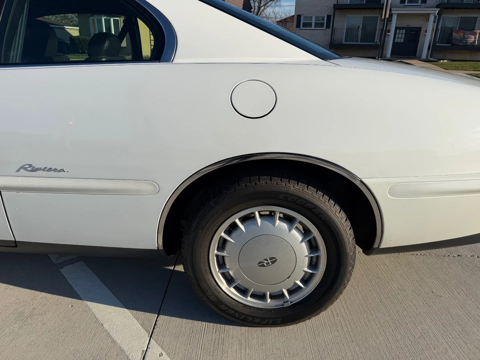 1995 Buick Riviera 8th Gen - Image 9 of 21