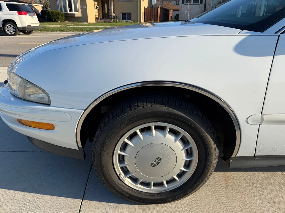 1995 Buick Riviera 8th Gen - Image 8 of 21