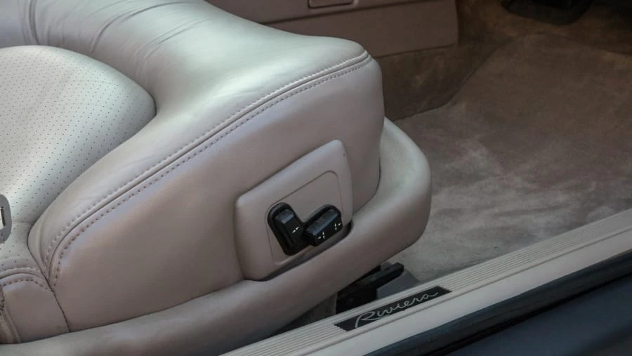 1995 Buick Riviera 8th Gen - Image 7 of 16