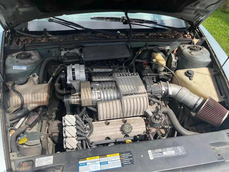 1995 Buick Riviera 8th Gen - Image 9 of 10