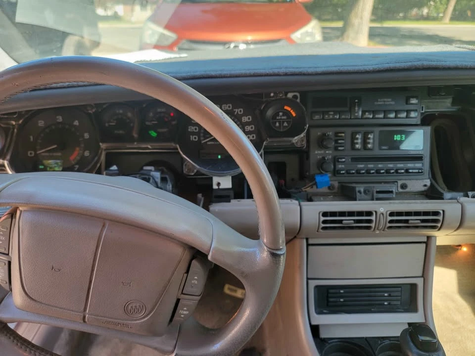 1995 Buick Riviera 8th Gen - Image 5 of 8