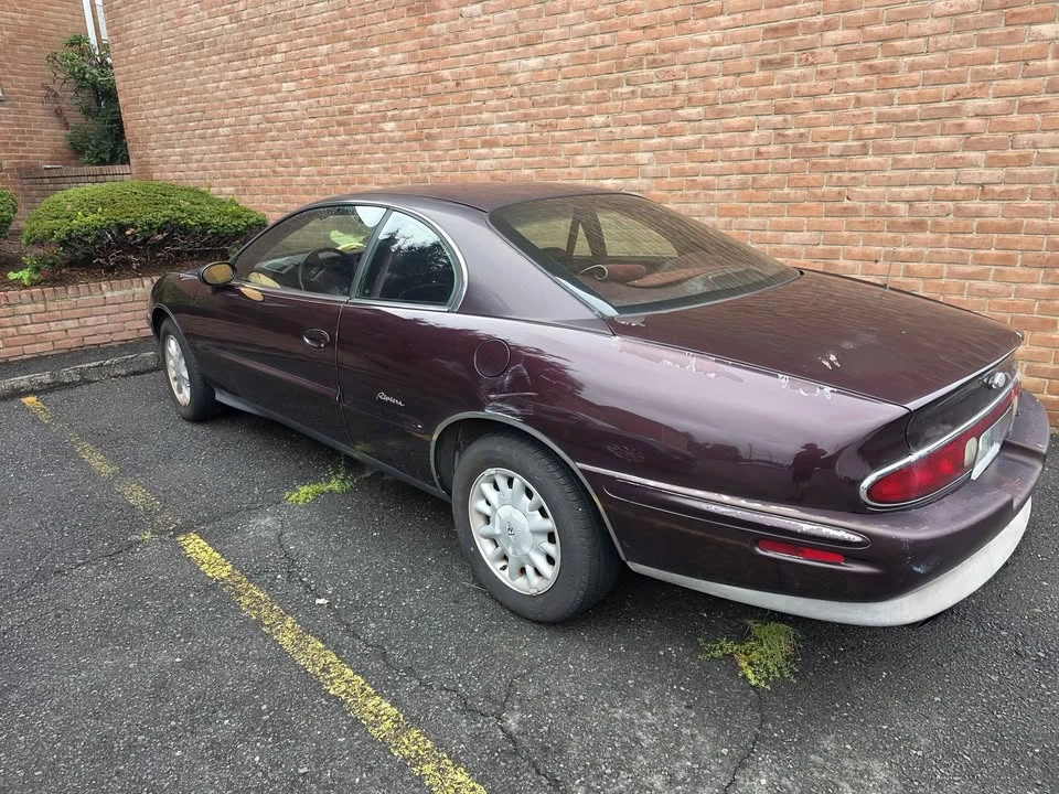 1995 Buick Riviera 8th Gen - Image 2 of 9