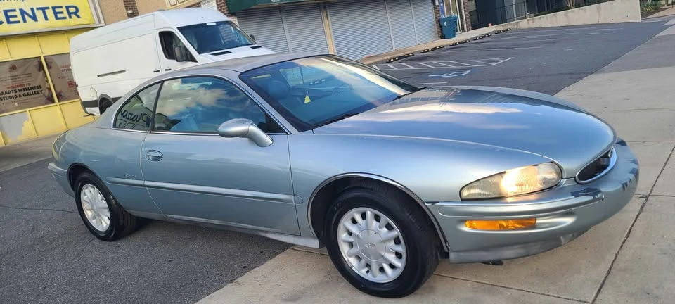 1995 Buick Riviera 8th Gen - Image 4 of 18