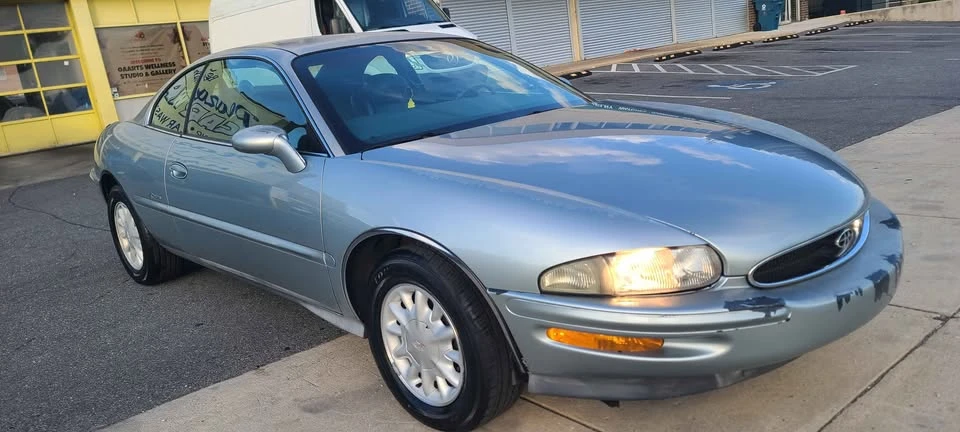 1995 Buick Riviera 8th Gen - Image 2 of 18