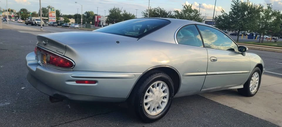 1995 Buick Riviera 8th Gen - Image 3 of 18