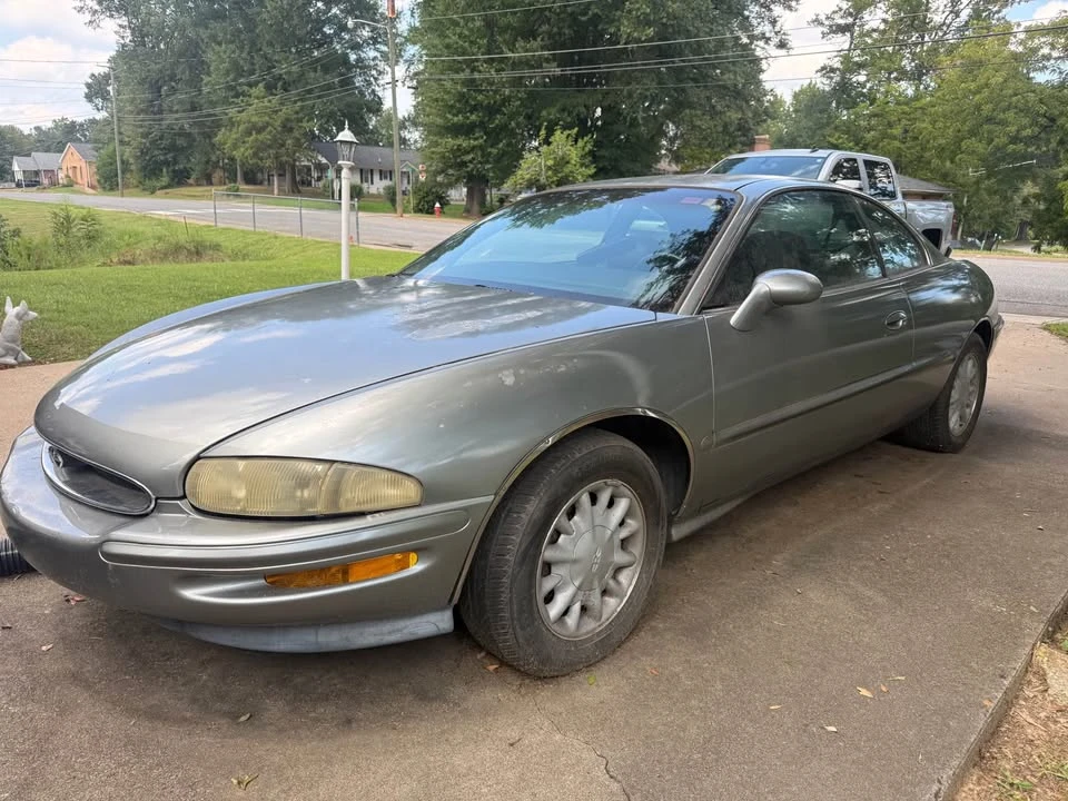 1995 Buick Riviera 8th Gen - Image 2 of 9