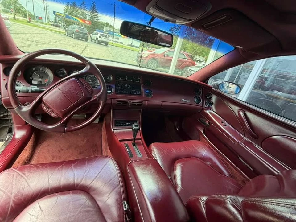 1995 Buick Riviera 8th Gen - Image 11 of 17