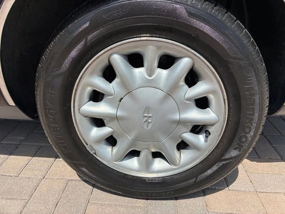 1995 Buick Riviera 8th Gen - Image 9 of 11