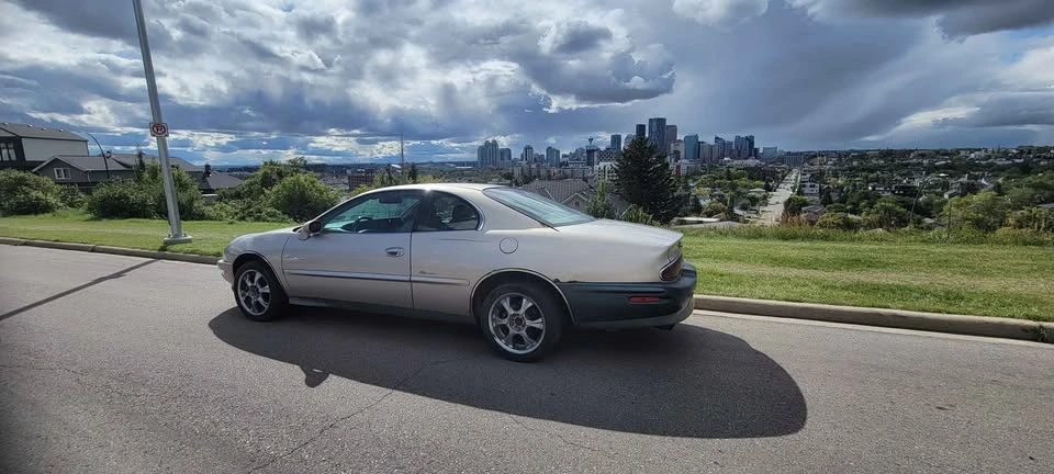 1995 Buick Riviera 8th Gen - Image 5 of 8