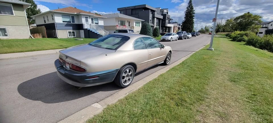 1995 Buick Riviera 8th Gen - Image 2 of 8