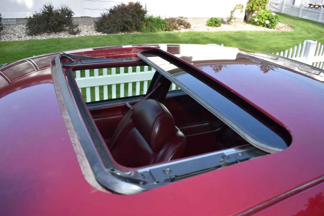 1995 Buick Riviera 8th Gen - Image 28 of 31