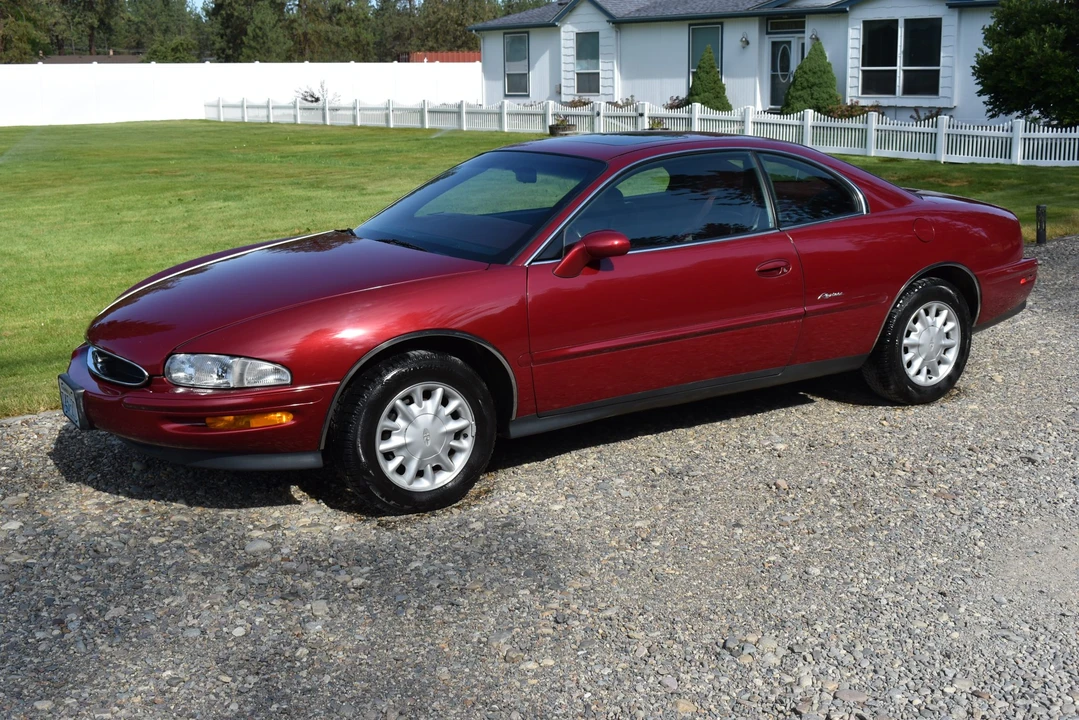 1995 Buick Riviera 8th Gen - Image 2 of 31