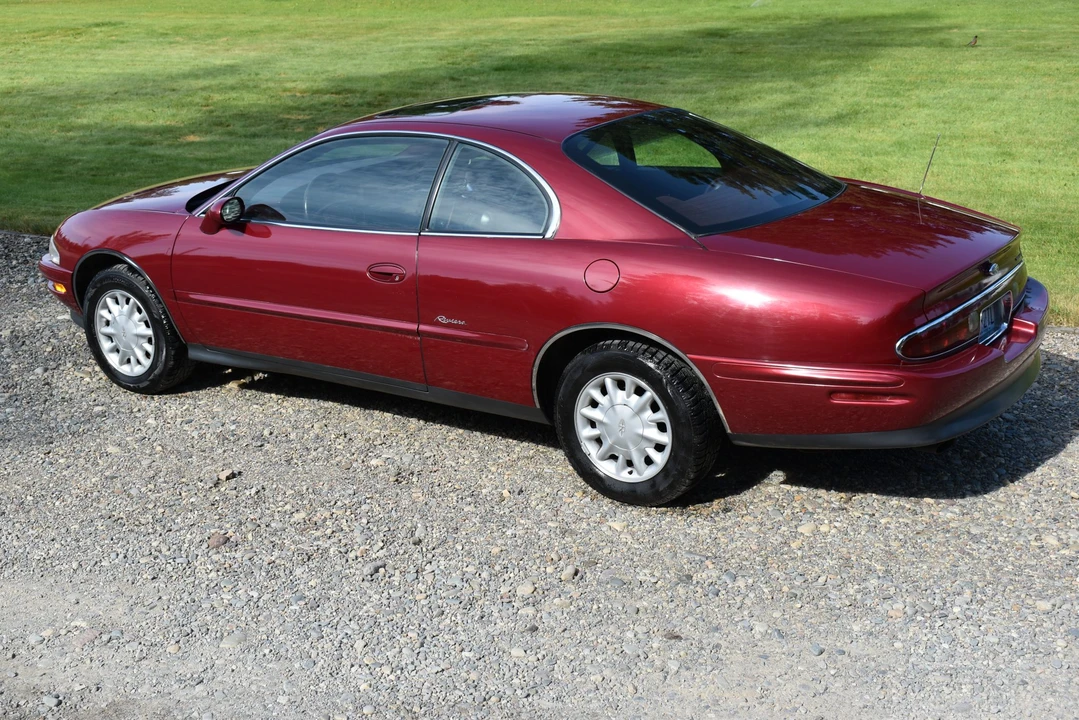 1995 Buick Riviera 8th Gen - Image 25 of 31