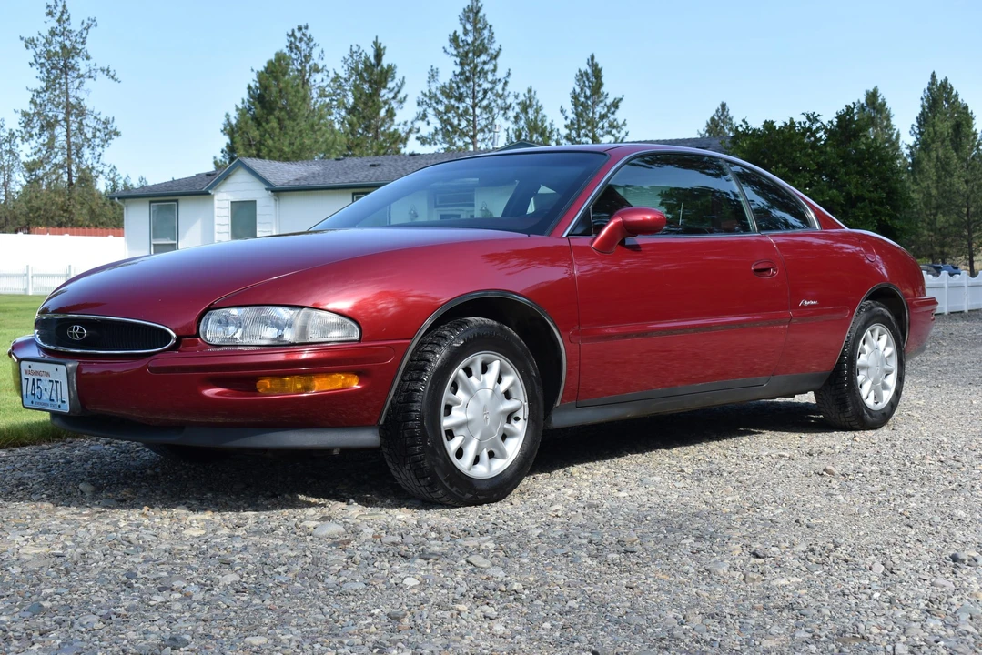 1995 Buick Riviera 8th Gen - Image 4 of 31