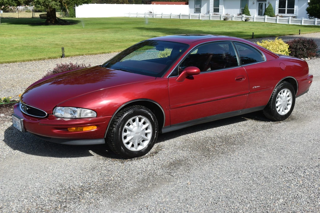 1995 Buick Riviera 8th Gen - Image 3 of 31
