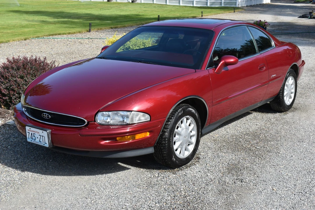 1995 Buick Riviera 8th Gen - Image 6 of 31