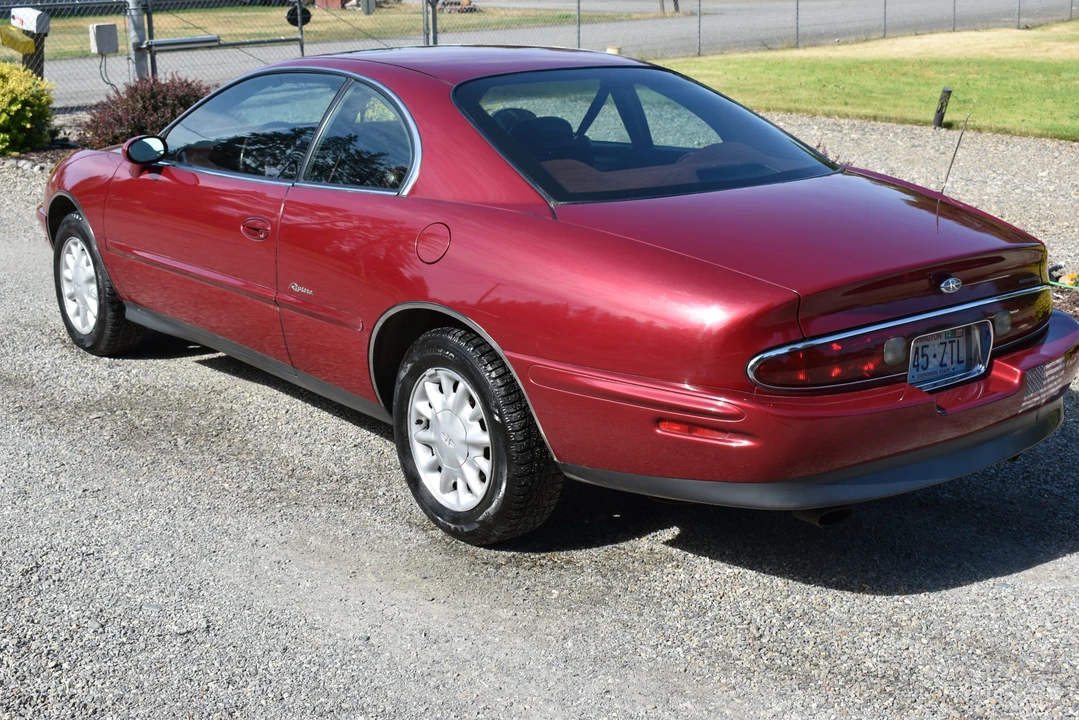 1995 Buick Riviera 8th Gen - Image 24 of 31