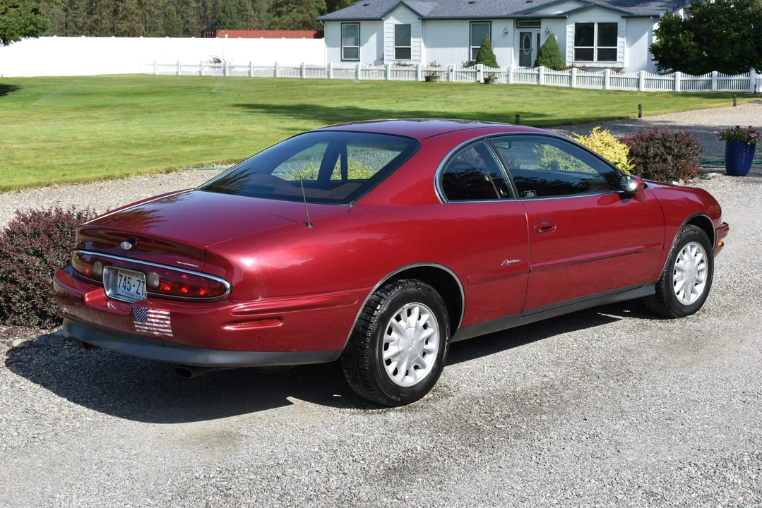 1995 Buick Riviera 8th Gen - Image 18 of 31