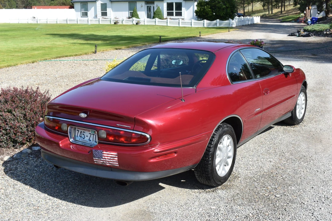 1995 Buick Riviera 8th Gen - Image 19 of 31