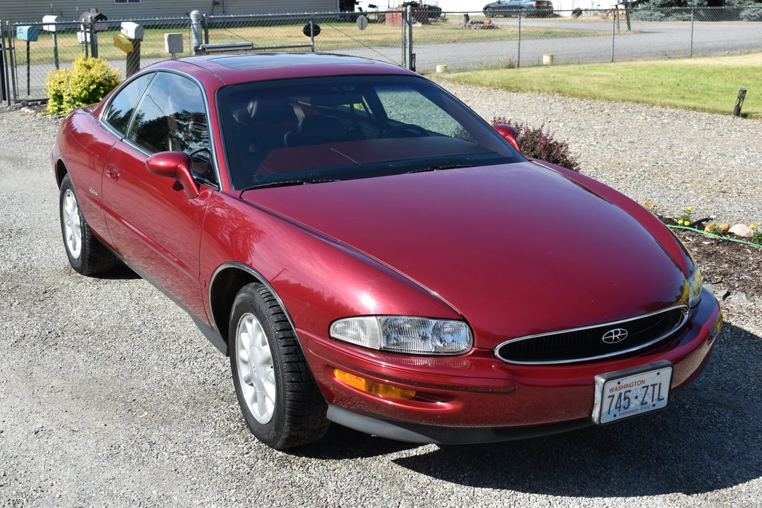 1995 Buick Riviera 8th Gen - Image 13 of 31