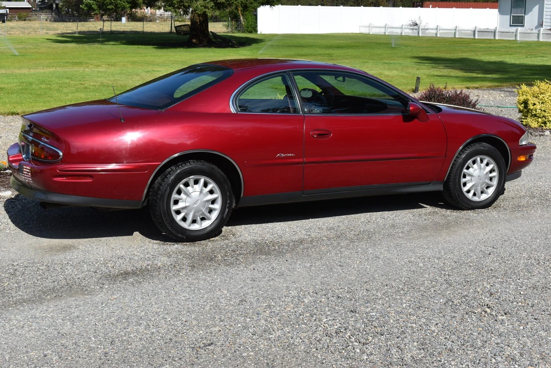 1995 Buick Riviera 8th Gen - Image 15 of 31
