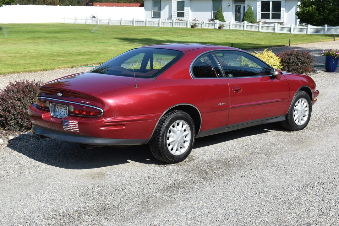 1995 Buick Riviera 8th Gen - Image 17 of 31