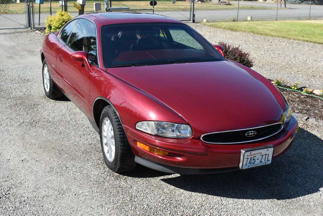 1995 Buick Riviera 8th Gen - Image 12 of 31