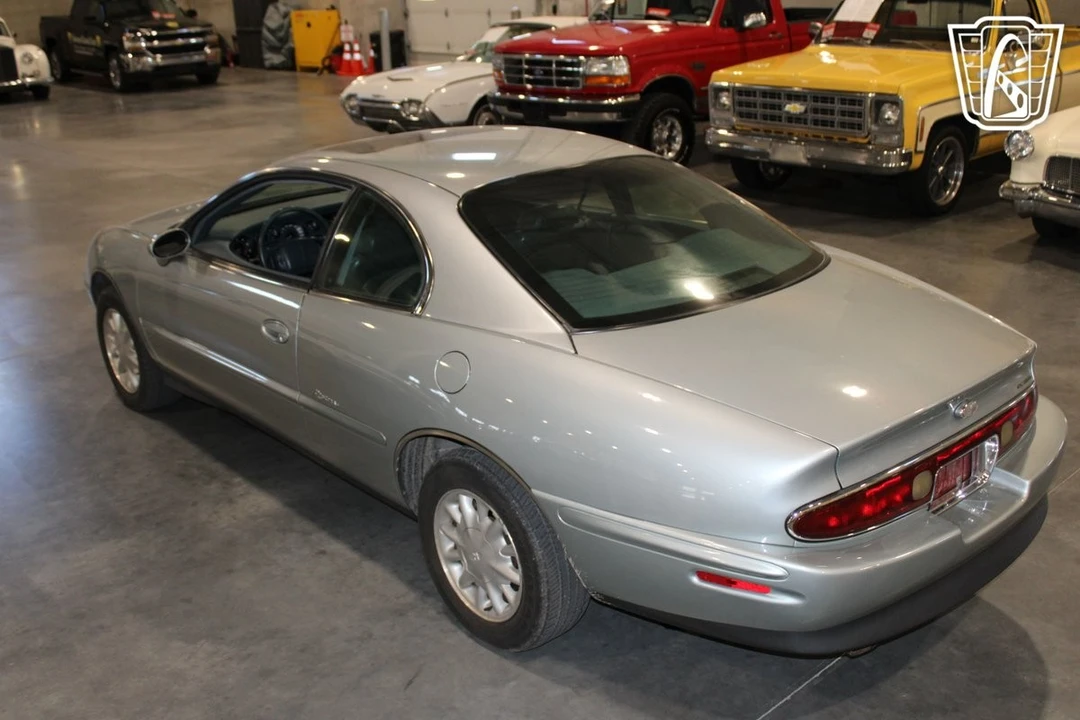 1995 Buick Riviera 8th Gen - Image 12 of 12