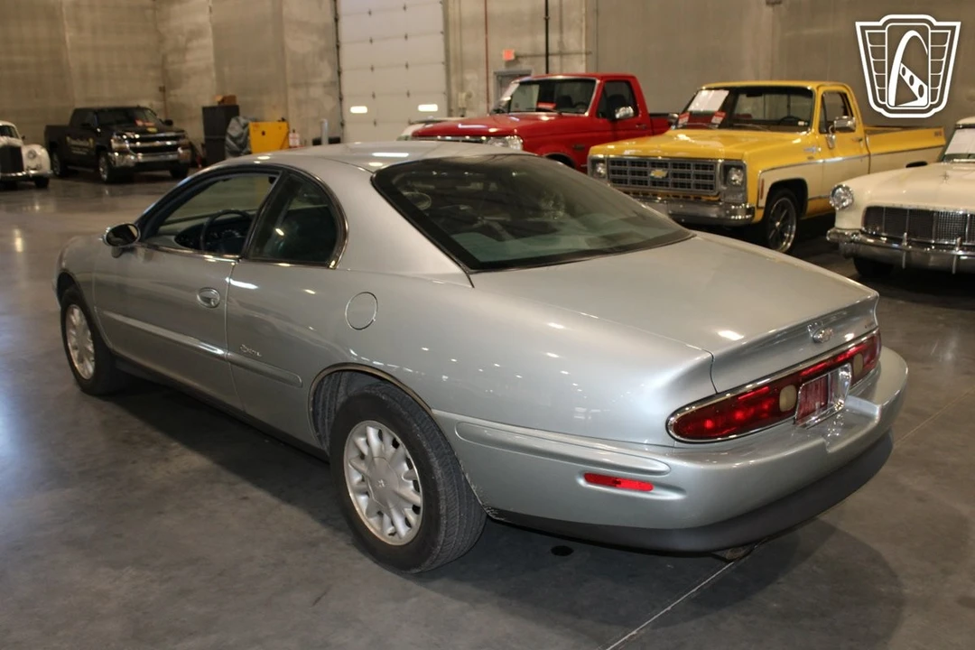 1995 Buick Riviera 8th Gen - Image 4 of 12