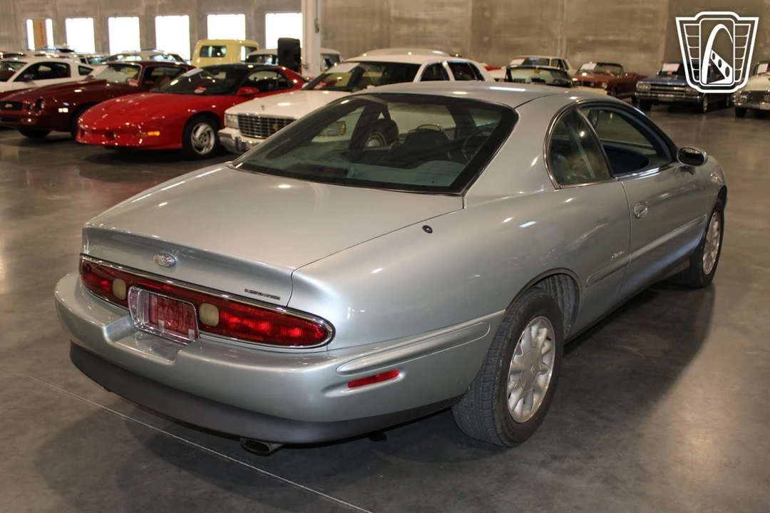 1995 Buick Riviera 8th Gen - Image 7 of 21