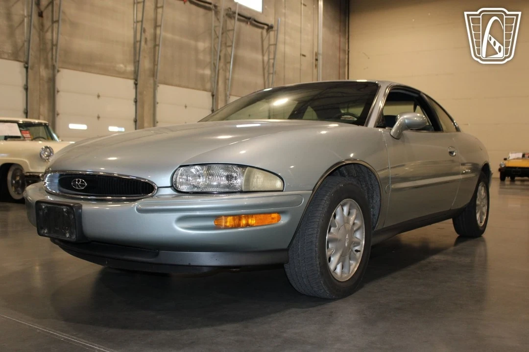 1995 Buick Riviera 8th Gen - Image 18 of 21