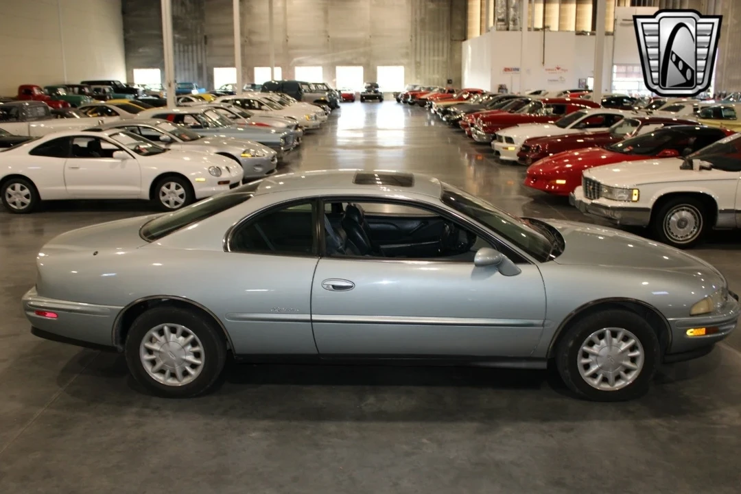 1995 Buick Riviera 8th Gen - Image 9 of 12