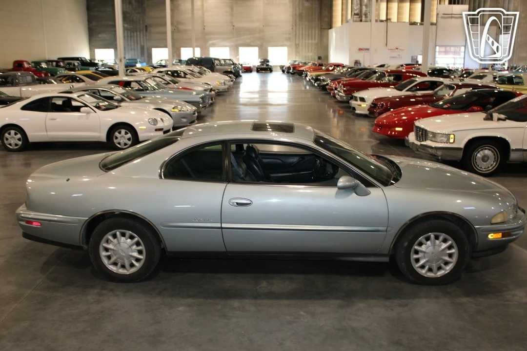1995 Buick Riviera 8th Gen - Image 16 of 21