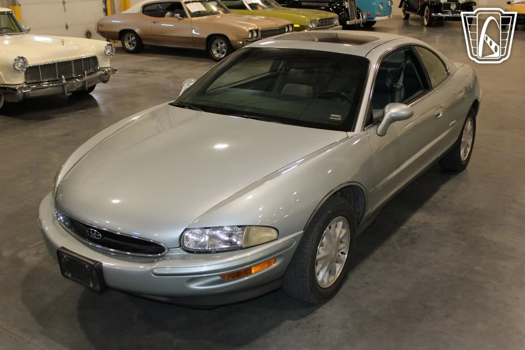 1995 Buick Riviera 8th Gen - Image 10 of 12