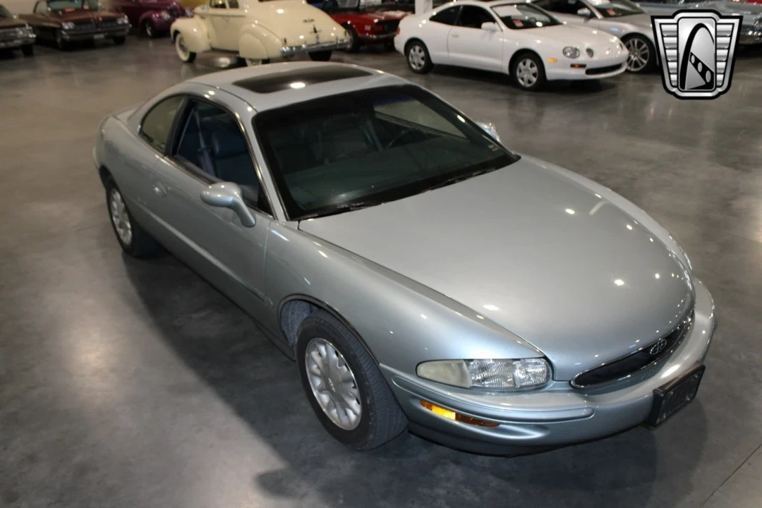 1995 Buick Riviera 8th Gen - Image 10 of 12