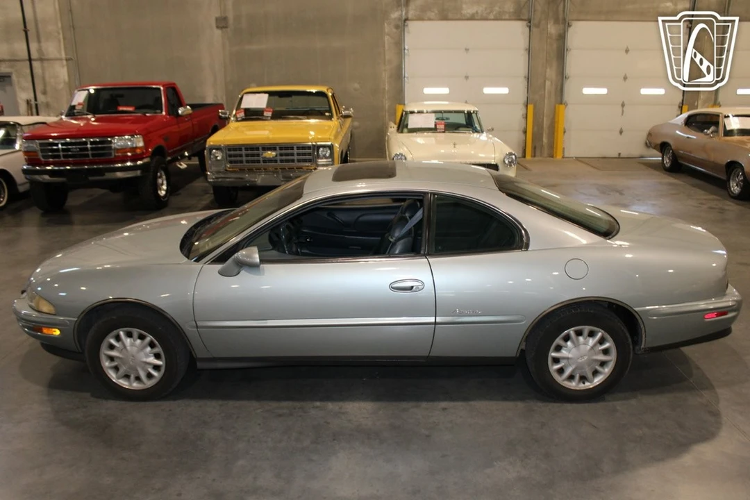 1995 Buick Riviera 8th Gen - Image 11 of 12