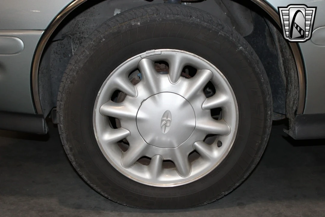 1995 Buick Riviera 8th Gen - Image 19 of 21