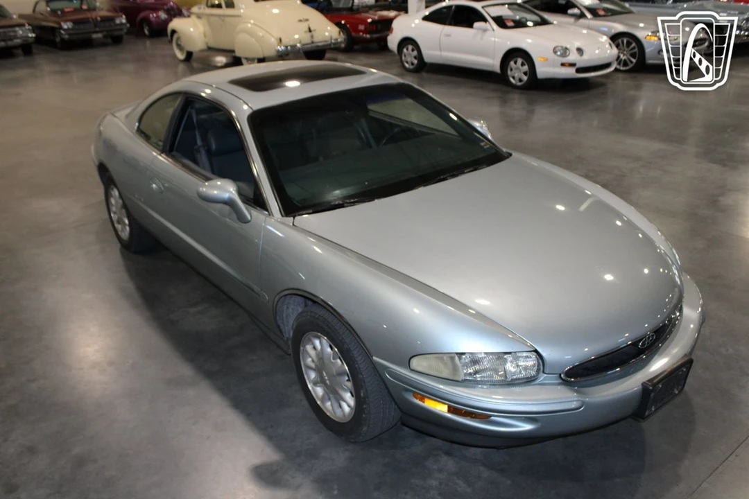 1995 Buick Riviera 8th Gen - Image 16 of 21