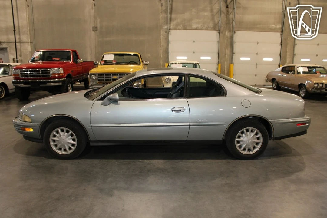 1995 Buick Riviera 8th Gen - Image 3 of 12