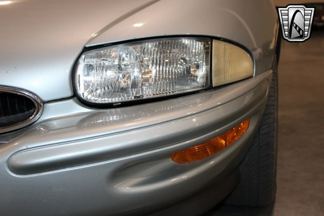 1995 Buick Riviera 8th Gen - Image 12 of 12