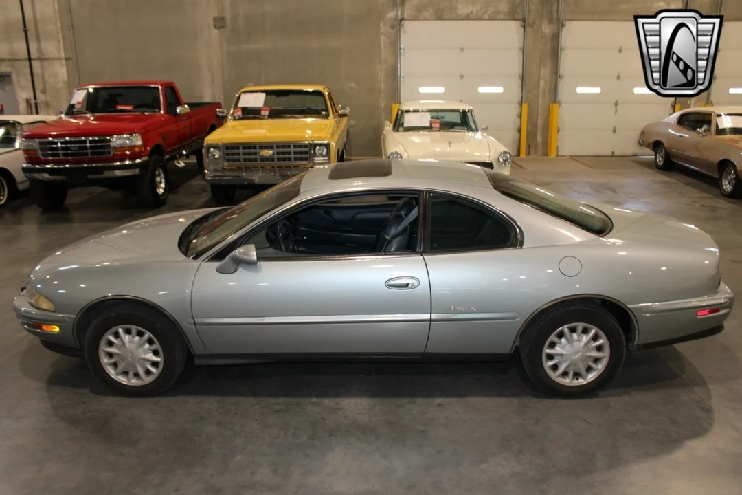 1995 Buick Riviera 8th Gen - Image 4 of 12